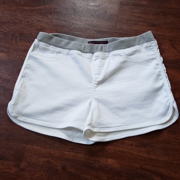 No Boundaries Pants - White shorts gray top